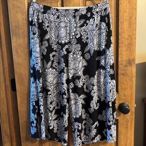 LIKE NEW Susan Graver Liquid Knit Crop Pant black & white paisley L
